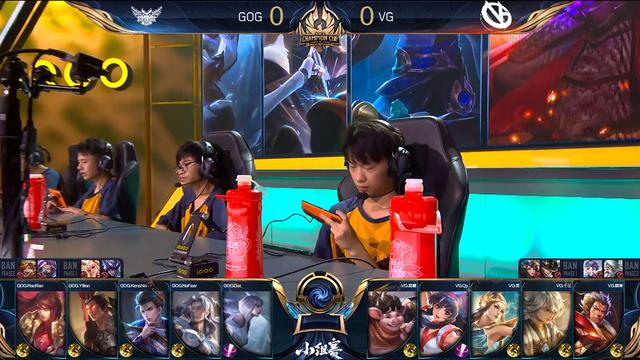 校的足球实 校的足球实